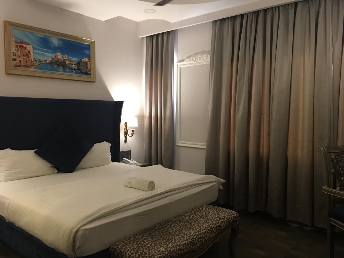 Hotel Posh Chandigarh Exterior photo